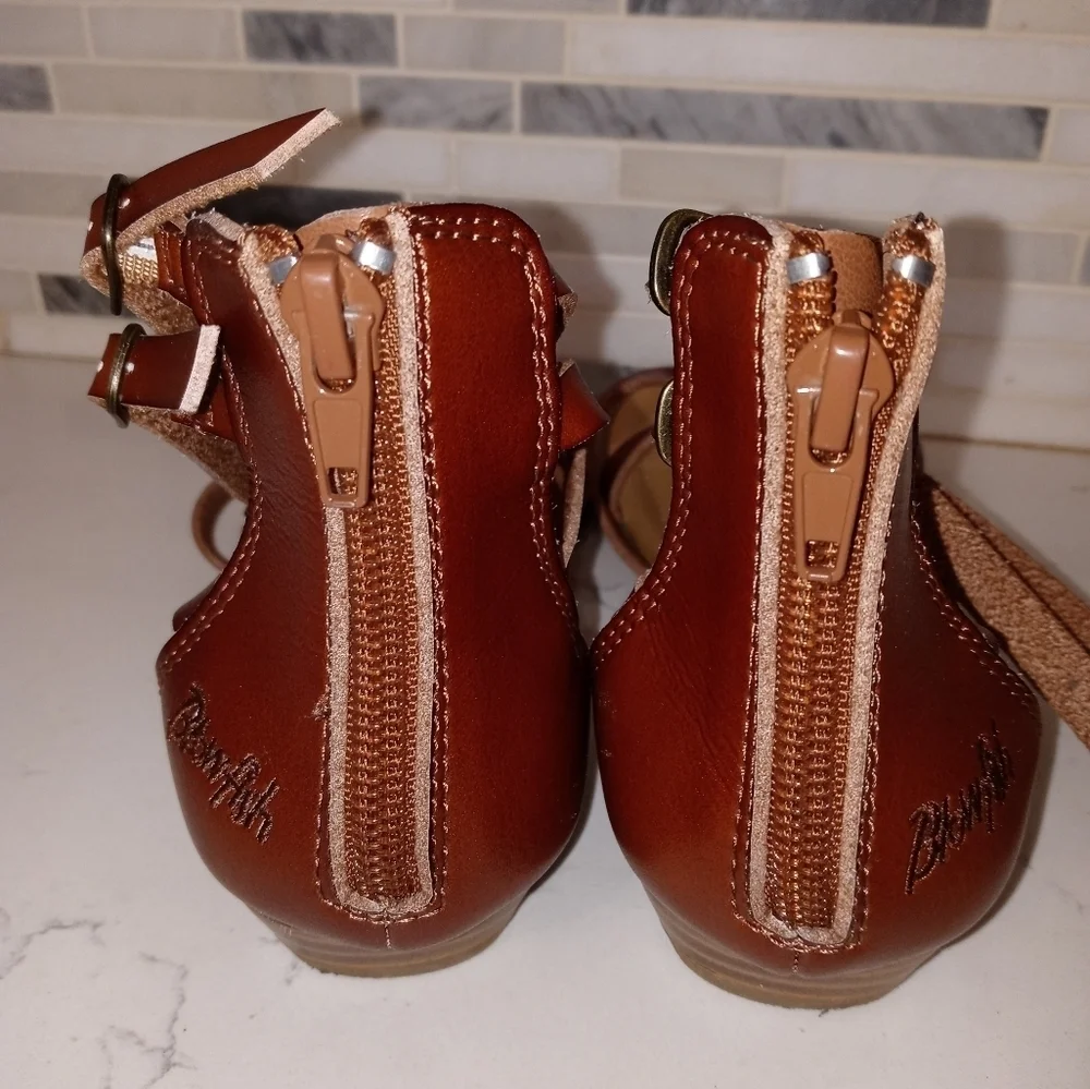 Blowfish Malibu thong leather Sandals with buckle and zip up heel youth 4.5